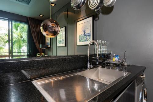 une cuisine avec un évier et un plan de travail dans l'établissement Saturdays by Lotus Heart, à Ban Saiyuan (1)