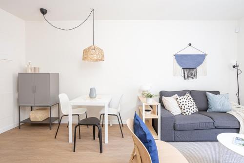 Modern 1 bedroom apartments near Parallel