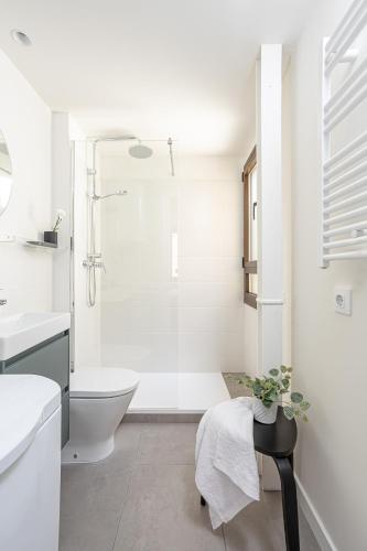 Modern 1 bedroom apartments near Parallel