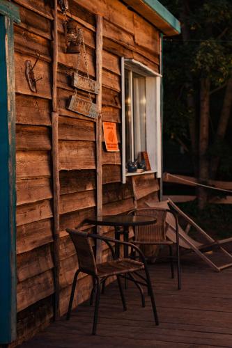 a table and chairs on the porch of a cabin at Pilwa 17 - Glamping na Łące in Węgorzewo
