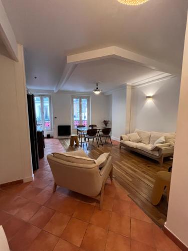 un salon avec un canapé et une table dans l'établissement Nid amour Montmartre, à Paris