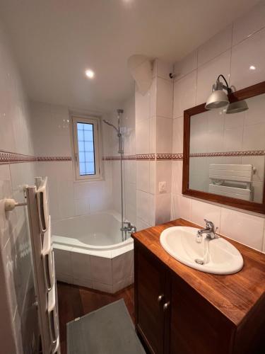 une salle de bain avec un lavabo et une baignoire dans l'établissement Nid amour Montmartre, à Paris