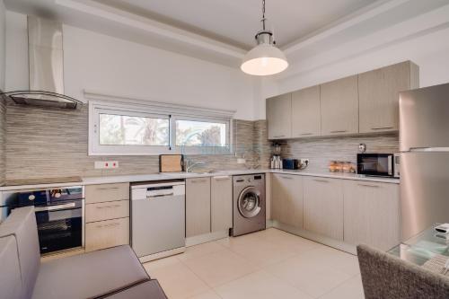Η κουζίνα ή μικρή κουζίνα στο Alasia 16 - Modern smart villa in tranquil serenity