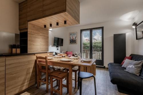 - une salle à manger et un salon avec une table et un canapé dans l'établissement Kinabalu - Vue Mt Blanc Range Les houches center, aux Houches