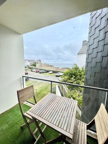 un balcon avec deux chaises et une table dans l'établissement Royal Appartement de standing - Face à l'océan, à Ploemeur