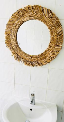 La salle de bains est pourvue d'un miroir au-dessus d'un lavabo. dans l'établissement Appartements Charenton Paris centre, à Paris