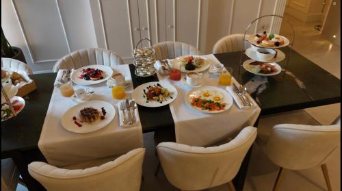 ローマにあるPalazzo Goldoni Condotti Collectionのダイニングテーブル(食器付)