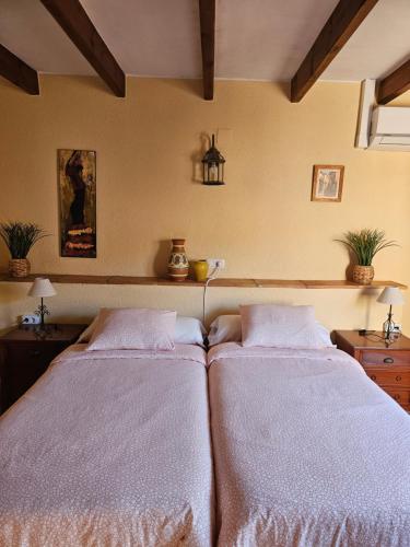 a bedroom with two beds with white sheets at META VOLANTE in Sagra