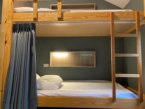 Postel nebo postele na pokoji v ubytování 撒花咖啡民宿 Sakinu & Hanaku Cafe' Hostel