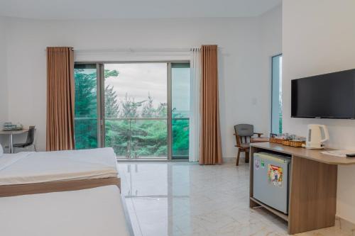 TV a/nebo společenská místnost v ubytování Red Coral Hotel