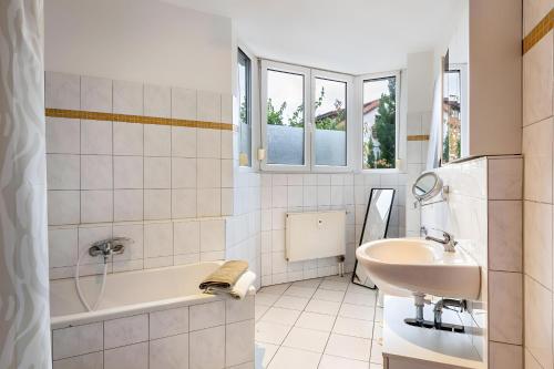 Bilik mandi di Haus Castellbergblick 3 Whg