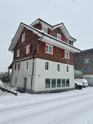 a house in the snow in a yard at Bijou N 2 Lungern in Lungern