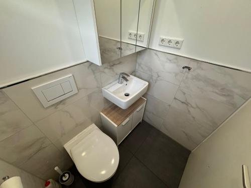 Ένα μπάνιο στο Zimmer mit gemeinschaftsbad