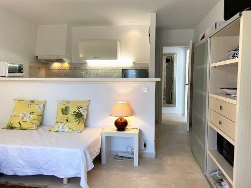 une chambre avec un lit et une table avec une lampe dans l'établissement Appartement vue mer avec accès privé à la plage, à Lecci