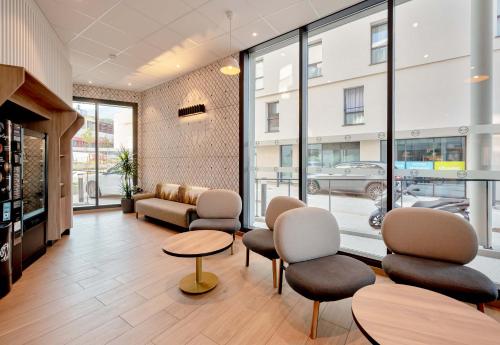 a waiting room with chairs and a couch and a table at B&B HOTEL Toulon Centre Gare in Toulon