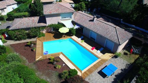 une vue aérienne d'une maison avec piscine dans l'établissement Villa Pyla sur mer 10 couchages, à La Teste-de-Buch