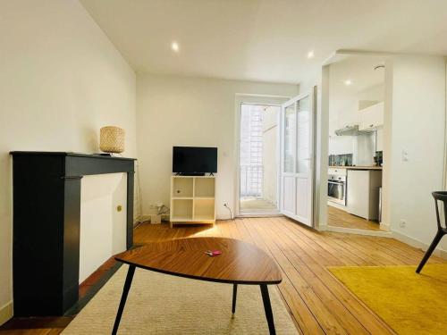 un salon avec une table basse et une cuisine dans l'établissement Le Templiers avec Terrasse - Hyper Centre Lr, à La Rochelle