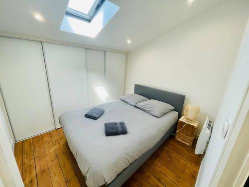 une chambre avec un lit avec deux serviettes dessus dans l'établissement Le Templiers avec Terrasse - Hyper Centre Lr, à La Rochelle