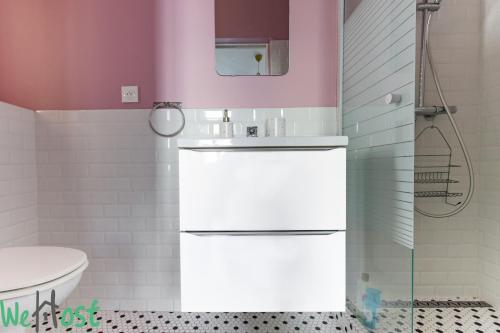 une salle de bain avec un lavabo et des toilettes dans l'établissement Appartement Contemporain Centre ville et Plages, à Nice