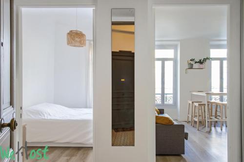 une chambre et un salon avec un lit et une table dans l'établissement Appartement Contemporain Centre ville et Plages, à Nice