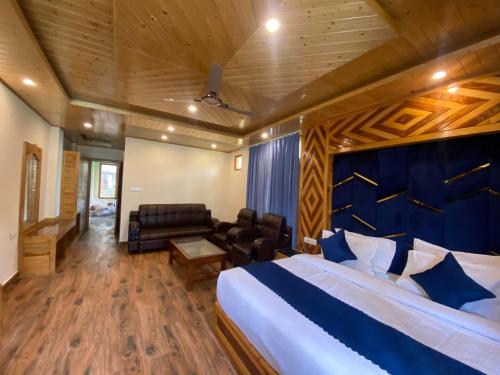 Ένα ή περισσότερα κρεβάτια σε δωμάτιο στο LN Grand Suite