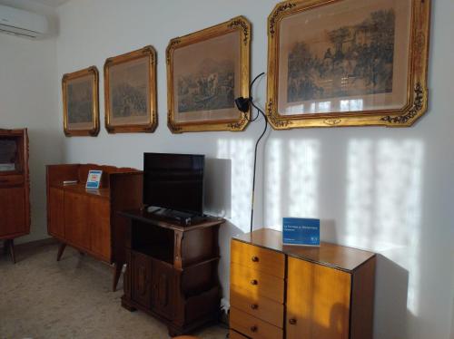 Una televisión o centro de entretenimiento en La Terrazza su Monza Casa Vacanze