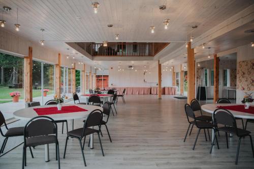 una grande sala per banchetti con tavoli e sedie e un palco di Klaara-Manni Holiday Center a Tori