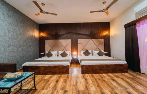 Postel nebo postele na pokoji v ubytování Hotel Royal Paradise