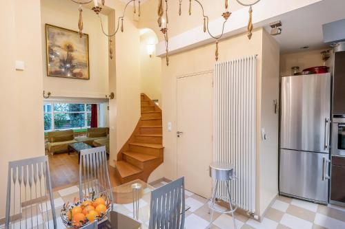 une cuisine et une salle à manger avec une table et des chaises en verre dans l'établissement Louvre Apartments, à Paris