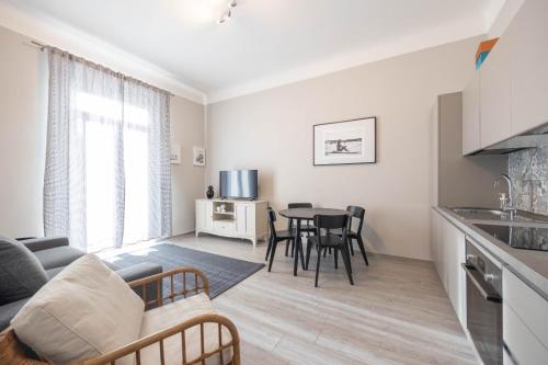 una sala de estar con un sofá y una mesa en Moderne Maison Ariston, en San Remo