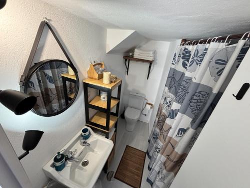 a bathroom with a sink and a mirror at Grupo Gontad Apartamento Mourelle Corme in Corme-Puerto