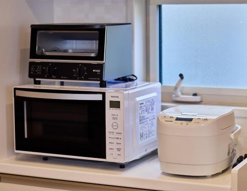 a microwave and a toaster oven on a kitchen counter at APRO STAY FujiKawaguchiko-Kotobuki13 in Fujiyoshida