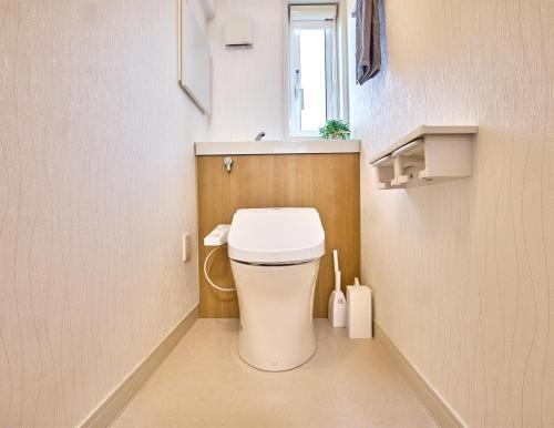 a small bathroom with a toilet and a window at APRO STAY FujiKawaguchiko-Kotobuki13 in Fujiyoshida