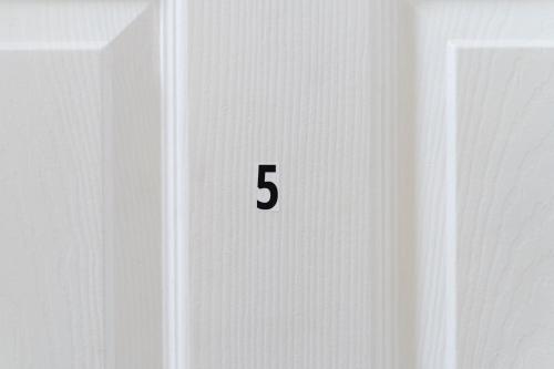 a white switch with the number five on it at Open Mind Property - Apartment with 2 Double Beds in Portsmouth