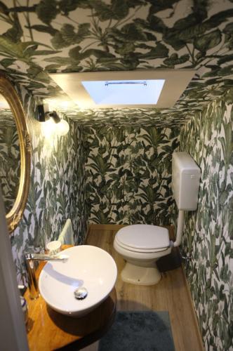 un baño con inodoro y lavabo en Casa Elisabetta, en Montescudaio