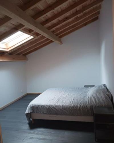 une chambre avec un lit dans une pièce avec une fenêtre dans l'établissement Jolie maison à Biscarrosse zéro six soixante treize soixante huit vingt six 02, à Biscarrosse