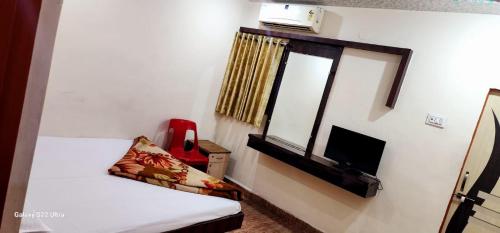 TV a/nebo společenská místnost v ubytování Hotel Sai Murlichandra Shirdi