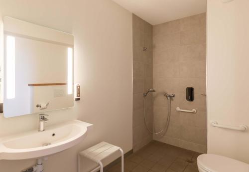 a bathroom with a sink and a shower at B&B HOTEL Clermont-Ferrand A71-A75 La Méridienne in Clermont-Ferrand