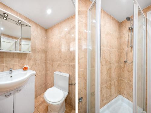 ein Badezimmer mit Dusche, Toilette und Waschbecken in der Unterkunft C03 La Siesta 1 - Apartment in Sitio de Calahonda