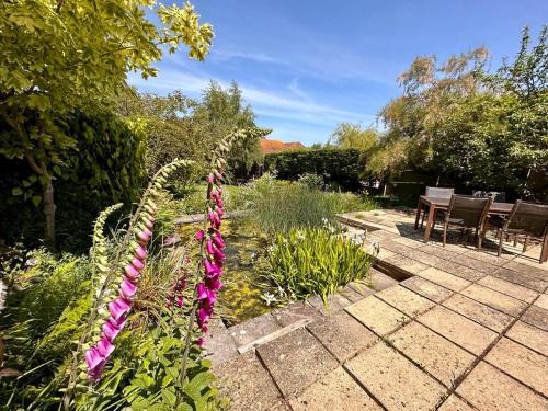 Taman di luar Beautiful Weymouth home
