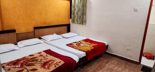 Postel nebo postele na pokoji v ubytování Hotel Sai Murlichandra Shirdi
