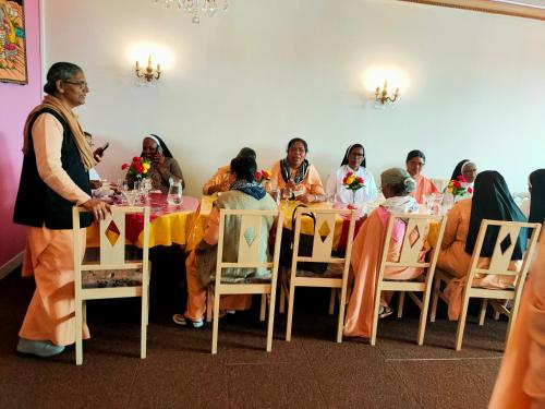 un groupe de personnes assises autour d'une table dans l'établissement hotel saint fracois xavier, à Lourdes