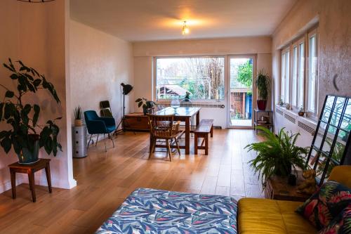 un salon avec une table et une salle à manger dans l'établissement Grande maison avec vue panoramique, à Thann