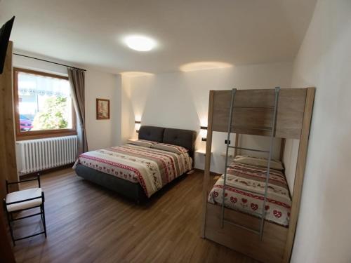 una camera con un letto e un letto a castello di Casa Bellavista a Valdidentro