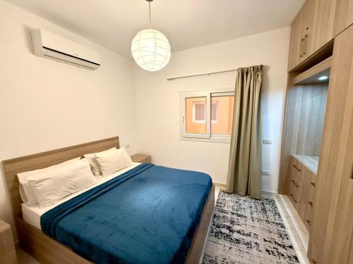 Postel nebo postele na pokoji v ubytování Modern 1BR Apartment - Al Dora Resort, Hurghada