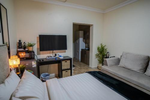 Μια τηλεόραση ή/και κέντρο ψυχαγωγίας στο الجاكرندا الدرعيه البجيري