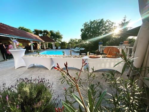 une terrasse avec une table et une piscine dans l'établissement Gite De Groupe La Campagne, à Villers-sur-Port