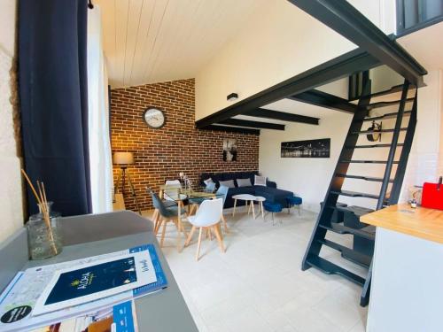 un salon avec un escalier et une salle à manger dans l'établissement La Madeleine - Maison de Ville Moderne - Terrasse, à La Rochelle