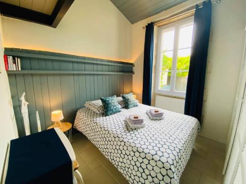 une petite chambre avec un lit et une fenêtre dans l'établissement La Madeleine - Maison de Ville Moderne - Terrasse, à La Rochelle