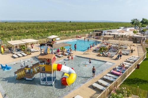 Bazén v ubytování Camping 4 étoiles à Sète nebo v jeho okolí